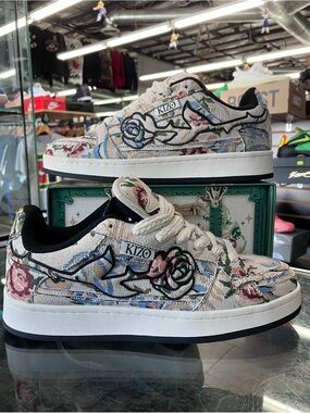 KIZO Grandma’s Couch Shoe Size 8.5